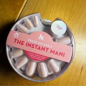 Olive & June The Instant Mani Press-On Nails in Iridescent Light Pink